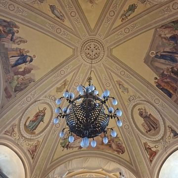 Stropne poslikave Domenica Fabrisa  z lestencem (1)